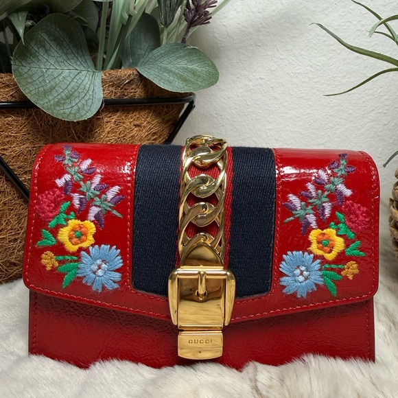 Gucci GG Super Mini Sylvie Embroidered Chain Wallet Bag in red patent leather